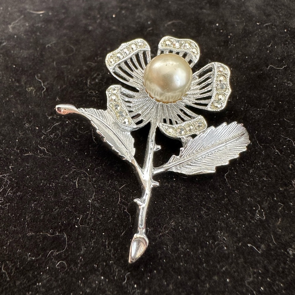 Vintage Sarah Coventry Silver Tone Faux Pearl Flower Brooch Pin